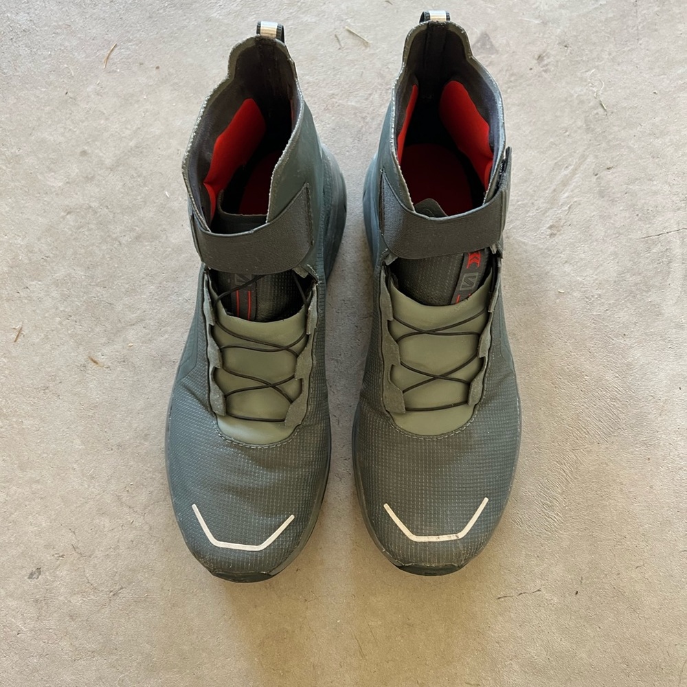 Like New Mens Solomon Hiking boots